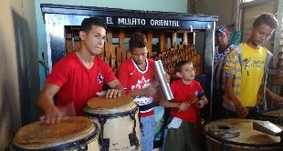 259 - CUBA: TO THE RYTHM OF THE BARREL ORGANS